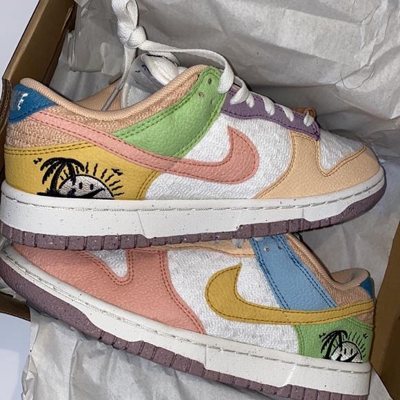 NWT Nike Dunk Low SE Womens 8 kids 6.5